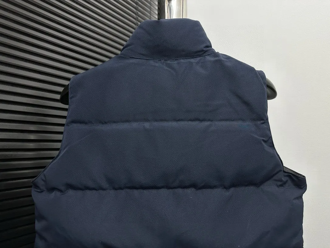 P360 [Canada Goose] Canada Goose #Freestyle Crew 4154M Men’s and Women’s Vest Down# ➖ Imported Behringer embroidery machine with customized 10,000-needle embroidery logo! ➖ Imported 21-count polyester-cotton blended original fabric, using Feather-Light 10D waterproof coating fabric, made of 84.5% polyester fiber and 15.5% cotton, 100% the best feel in the entire network! ➖ The genuine official website uses the national standard 80 white duck down, and will never be misled by false claims such as 90 down or goose down! ➖ 100% nylon nylon lining with double double-layer sealing design to prevent velvet from running away. Top-grade polar fleece is used in the collar and pockets to keep warm and comfortable! ➖ Yoshida YKK provides original custom-made electroplated sliders. YKK two-way lockable zippers are tight and smooth and will not peel off paint! ➖ 3M composite original Velcro is durable, and all accessories and hardware are disassembled and customized! ⛔No slander, no exaggeration, no need for too much copywriting, because it is focused, it is professional!  SIZE: XS S M L XL XXL